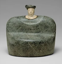 Skafthåls yxhuvud med fågelhuvud demon, galt och drake, ca. sent 3:e–början av 2:a årtusendet f.Kr. (alabaster)