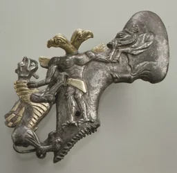 Skafthåls yxhuvud med fågelhuvad demon, galt och drake, ca. sent 3:e–början av 2:a årtusendet f.Kr. (silver och guldfolie)