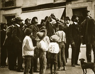 En gatupublik i Mexico City som observerar Halleys komet, april 1910