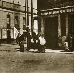 Kvinnor som går på gatorna under täckmantel av en vit flagga under "La decena tragica" i Mexico City, februari 1913