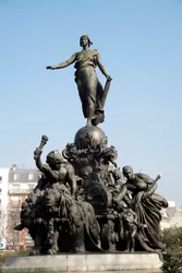 Nationens tank eller republikens triumf. Symbol för allmän rösträtt. Stående på en stridsvagn avfyrad av två lejon (symbol för folklig kraft), är Marianne omgiven av allegorierna om arbete, rättvisa, fred och överflöd. Runt det, närvaron av c