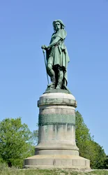Kolossalstaty av Vercingetorix (72-46 f.Kr.), gallisk ledare. Skulptur av Aimé Millet (1819-1891), 6,60 m hög, rest 1865 på den västra delen av Mont Auxois (7 m hög sockel av Viollet-le-Duc). Alise-Sainte-Reine, 1865