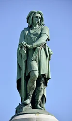 Kolossalstaty av Vercingetorix (72-46 f.Kr.), gallisk ledare - 6,60 m hög, rest 1865 på den västra delen av Mont Auxois (7 m hög sockel av Viollet-le-Duc), Alise-Sainte-Reine, 1865