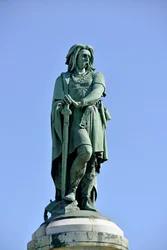 Kolossalstaty av Vercingetorix (72-46 f.Kr.), gallisk ledare - skulptur av Aimé Millet (1819-1891), 6,60 m hög, rest 1865 på den västra delen av Mont Auxois (7 m hög sockel av Viollet-le-Duc), Alise-Sainte-Reine, 1865