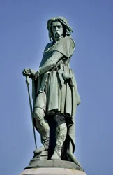 Kolossalstaty av Vercingetorix (72-46 f.Kr.), gallisk ledare - Skulptur av Aimé Millet (1819-1891), 6,60 m hög, rest 1865 på den västra delen av Mont Auxois (7 m hög sockel av Viollet-le-Duc), Alise-Sainte-Reine, 1865