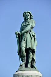 Kolossalstaty av Vercingetorix (72-46 f.Kr.), gallisk ledare. Skulptur av Aimé Millet (1819-1891), 6,60 m hög, rest 1865 på den västra delen av Mont Auxois (7 m hög sockel av Viollet-le-Duc). Alise-Sainte-Reine, 1865.