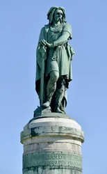 Kolossalstaty av Vercingetorix (72-46 f.Kr.), gallisk ledare. Skulptur av Aimé Millet (1819-1891), 6,60 m hög, rest 1865 på den västra delen av Mont Auxois (7 m hög sockel av Viollet-le-Duc). Alise-Sainte-Reine, 1865.