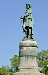 Kolossalstaty av Vercingetorix (72-46 f.Kr.), gallisk ledare. Skulptur av Aimé Millet (1819-1891), 6,60 m hög, rest 1865 på den västra delen av Mont Auxois (7 m hög sockel av Viollet-le-Duc). Alise-Sainte-Reine, 1865.