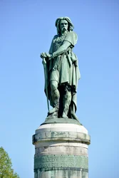 Kolossalstaty av Vercingetorix (72-46 f.Kr.), gallisk ledare. Skulptur av Aimé Millet (1819-1891), 6,60 m hög, rest 1865 på den västra delen av Mont Auxois (7 m hög sockel av Viollet-le-Duc). Alise-Sainte-Reine, 1865