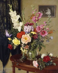 Stilleben med gladioler, rosor och stockrosor framför en broderad gardin