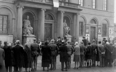 Folkmassa på Piazza Duomo i samband med Re Vittorio Emanuele III-besöket i Florens