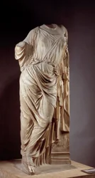 Afrodite vid pelaren. Marmorskulptur efter den Afrodite som användes av Alkamenes, grekisk skulptör från 400-talet f.Kr. Mått: 1,18 m. Paris, Musée du Louvre