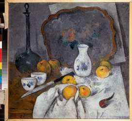 Stilleben med en karaff och en pipa (Komposition med även äpplen på tyg, kniv och bricka) - Stilleben med en karaff och en pipa - Verk av Alexander Vasilyevich Shevchenko (Alexandre Chevtchenko) (1883-1948), olja på kartong