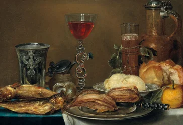 Frukoststilleben med fisk, bröd, smör och en citron framför ett vattenglas, glas och en silverbägare
