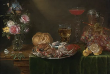 Stilleben med en vas med blommor, en tennplatta med krabbor och räkor, vinglas, en kanna, vindruvor och en citron