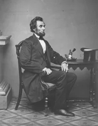 Abraham Lincoln, fullängdsporträtt, sittande, 1861