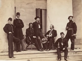 Brigadgeneral Gustavus A. DeRussy och personal på trappan till Arlington House, Arlington..., maj 1864.