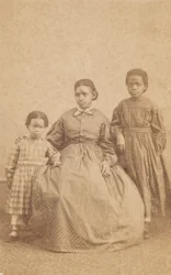 Carte-de-visite av en ung kvinna och två barn, 1864 - 1866.