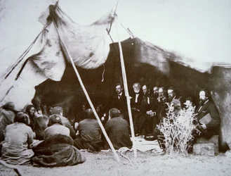 General William T. Sherman (1820-91) presiderar vid fördraget i Fort Laramie med Chief Red Cloud, april 1868 (s/v foto)