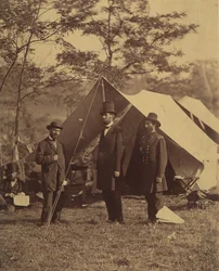 [President Abraham Lincoln, generalmajor John A. McClernand till höger och E. J...., 4 oktober 1862.