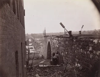 Ruinerna av Richmond & Petersburg Railroad Bridge, Richmond, Virginia, ca. 1865.