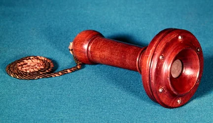 Fjärde designen för telefonhandstycket, 1877 (trä)