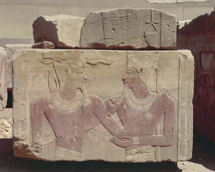 Egypten, Karnak, målade relief av Hatshepsut som farao och gud Amon