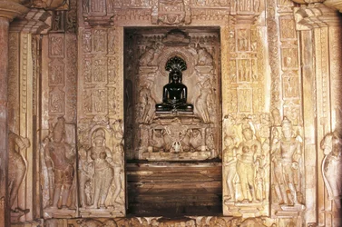 Entré och altare, Parshvanatha-templet, Khajuraho-gruppen av monument (UNESCOs världsarvslista