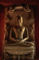 Tirthankara-staty, Jain-templet nr 24, Deogarh, Uttar Pradesh, Indien, 800-1600-talet.