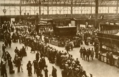 En kö av semesterfirare som väntar på tåg på Waterloo Station i London, 1930.