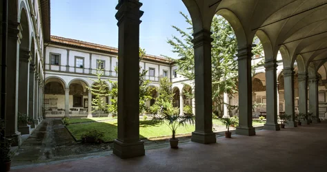 Arkitektur: utsikt över de dödas kloster (chiostro dei Morti, död kloster) Den Helige Andes basilika (Basilica di santo spirito) Italien