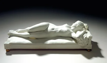 Sevres kexfigur av en liggande naken, 