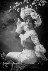 Marie Studholme 1875-1930, engelsk teaterskådespelerska, 1902-1903.