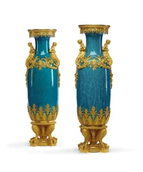 Ett par vaser i Louis XVI-stil, 1800-talets tredje fjärdedel (ormolu-monterat porslin)
