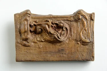 Maquette för en panel med en sittande figur (målad gips)