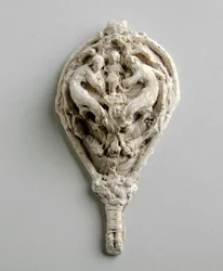 Maquette för ett hänge med två figurer som hänger över en barnfigur (gips)
