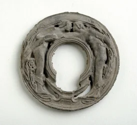 Maquette för ett hänge med en Arabesque Escutcheon (bronserad gips)