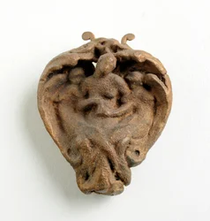 Maquette till ett hänge med den döde Kristus som bärs upp av två änglar (bronserad gips)