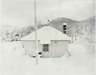Först snö och lilla huset