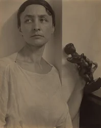 Georgia O’Keeffe med en skulptur av Matisse