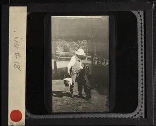 Utan titel brorsdotter Elizabeth med Inky på Oaklawn, ca. 1903.