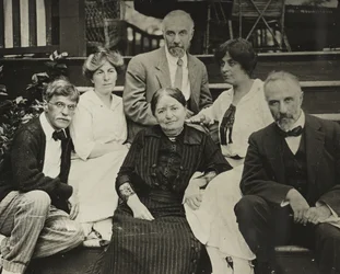 Utan titel Stieglitz, Agnes, mamma Hedwig, Julius, Selma och Lee på Oaklawns trappor, 1910 eller 1912.