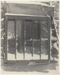 Fönster: Trä, glas, snö, 1923.
