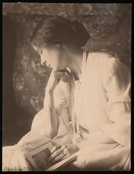 Alice Broughton foto av Agnes Pelton (s/v foto)