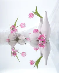 Reflektioner av rosa tulpaner