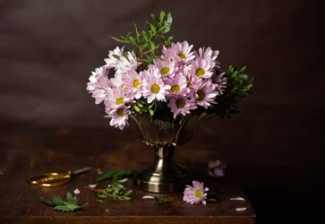 Stilleben med rosa blommor