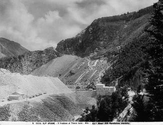 Monte Freddone på Iacco-sträckan i Apuane-alperna i Arni (LU) med marmorbrott (sv/v-foto)