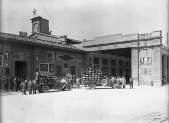 Bärare framför stationen, designad av Enrico Maria Antonia Present (på platsen där den nya järnvägsstationen Santa Maria Novella), Florens (s/v foto)
