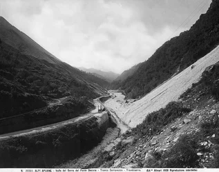 Utsikt över Valle del Serra från Desiata-bron med marmorbrott längs vägsträckan Seravezza-Trambiserra i Apuane-alperna (svart/vitt foto)