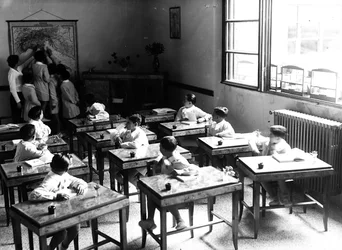 Villa Rosa Maltoni Mussolini: pojkar i ett klassrum (s/v foto)